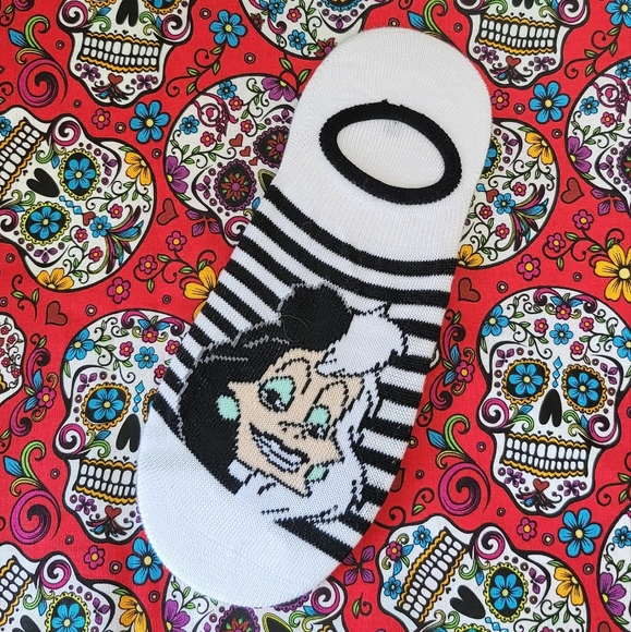 Disney Accessories - Cruella de Vil No Show Socks